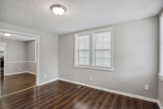 Foto del edificio - Large Near Downtown 3BR/1BA House For Rent
