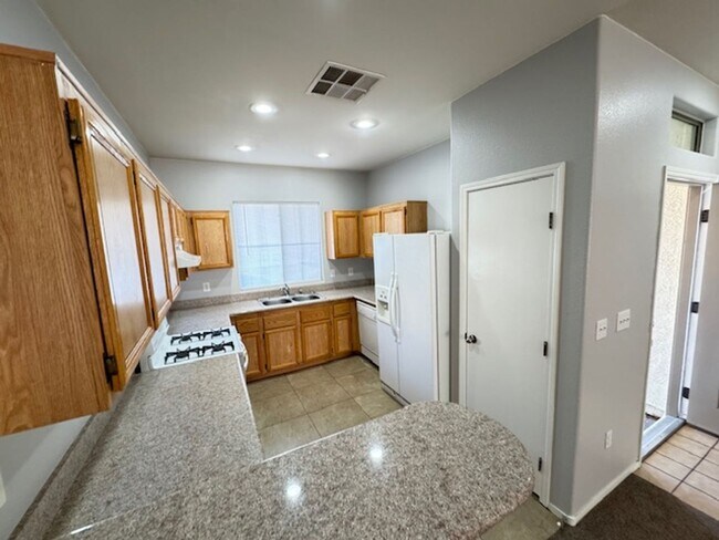 Foto del edificio - COZY 3 BEDROOM HOME IN 89147