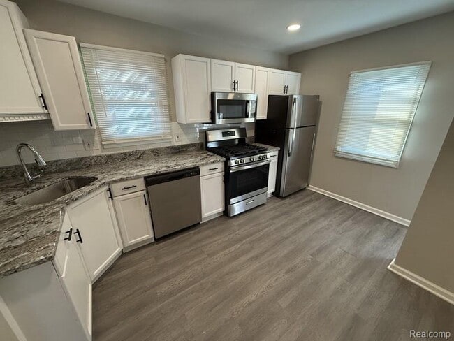 Foto del edificio - 13661 Kingston St