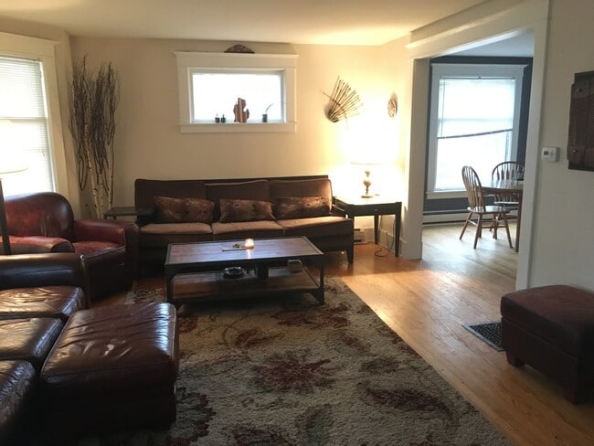 Foto del edificio - 327 Garfield Ave NW