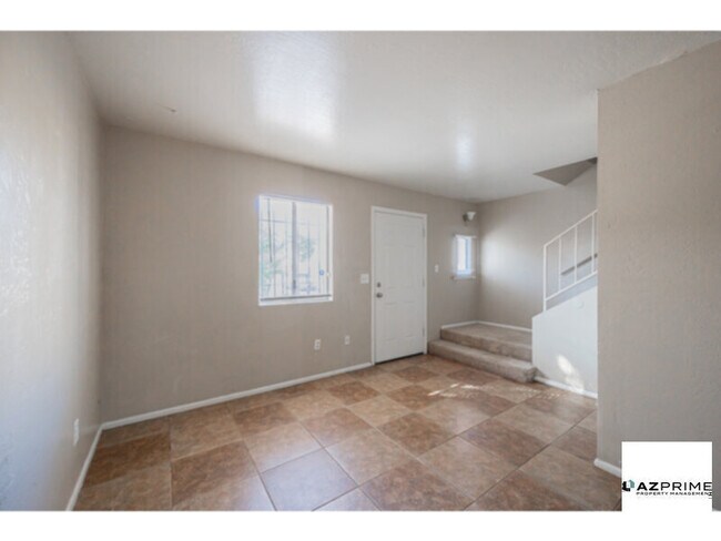 Building Photo - Experience the Perfect Haven in this Delightful Corner Unit 2/1.5 Phoenix Townhouse