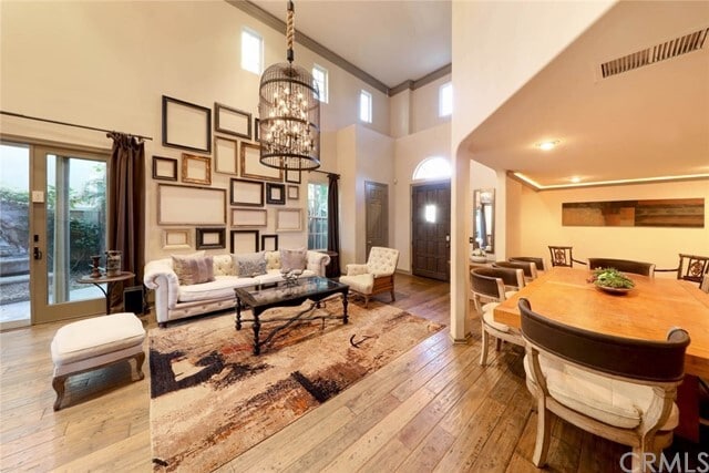 Building Photo - 15 Marisol