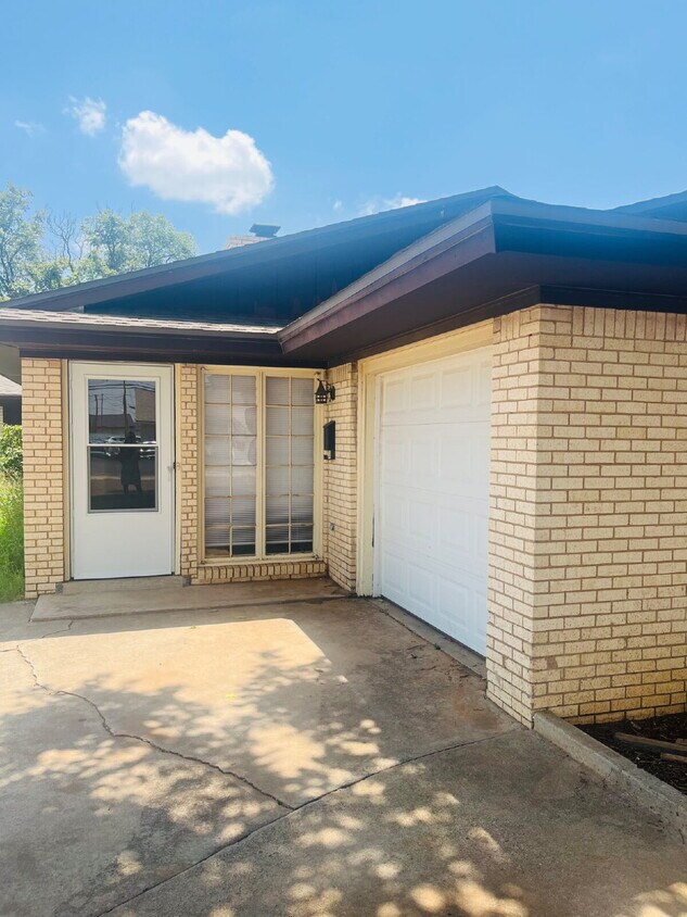 Building Photo - Delightful 2 Bedroom duplex