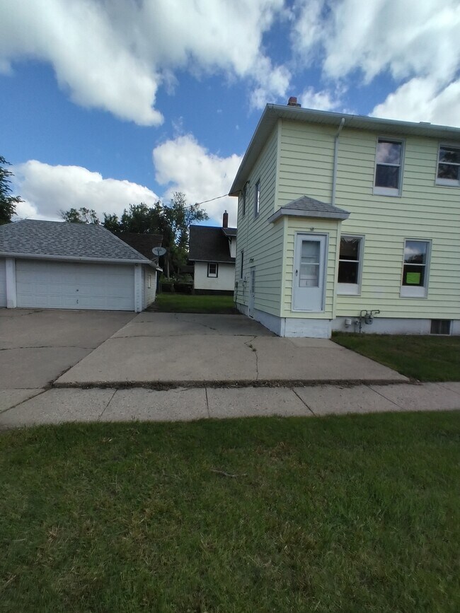 Foto del edificio - 303 6th Ave NE