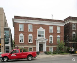 Building Photo - 915 St Clair Ave W