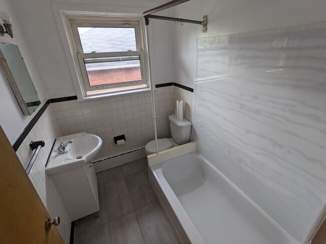 Building Photo - Upper Unit In Great Location