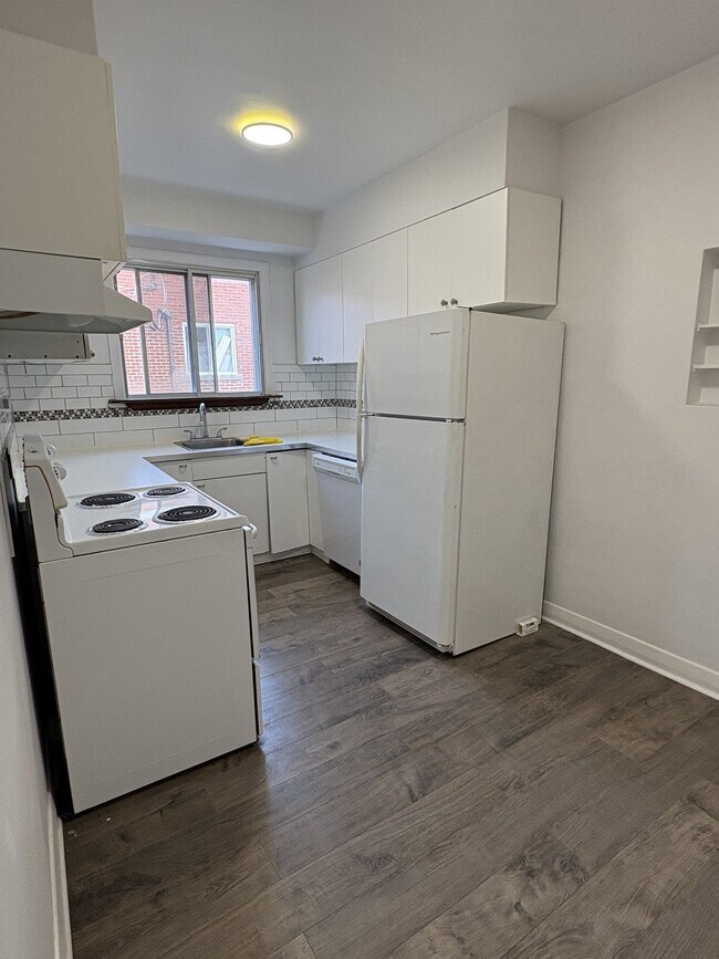 Building Photo - 4860 Plamondon Ave