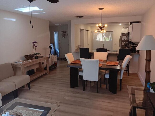 Foto del edificio - 13155 Chadwick Ct