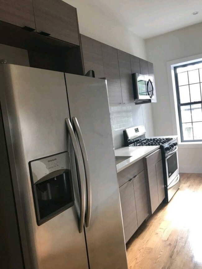 Foto del edificio - 984 Utica Ave