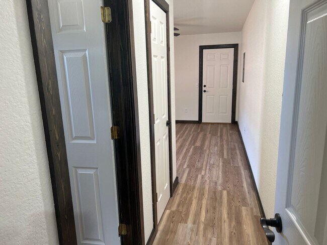 Foto del edificio - 1025-1027 S Cherokee Ave