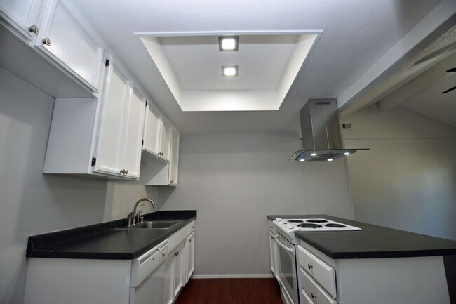 Foto del edificio - 5902-5902 Bourbon Dr
