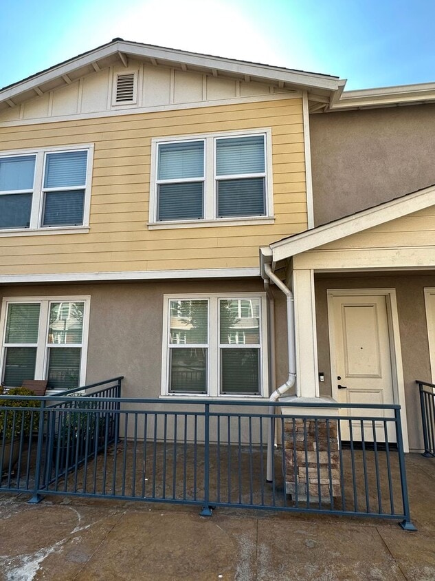 Primary Photo - Lovely 2 Bedroom 2.5 Bathroom!