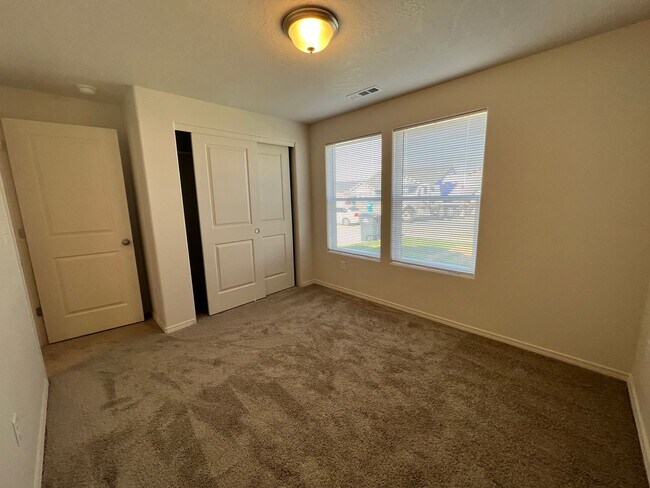 Foto del edificio - Modern 3 Bed 2 Bath!! Covered Patio!!