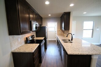 Building Photo - 154-156 Crossbow Ct