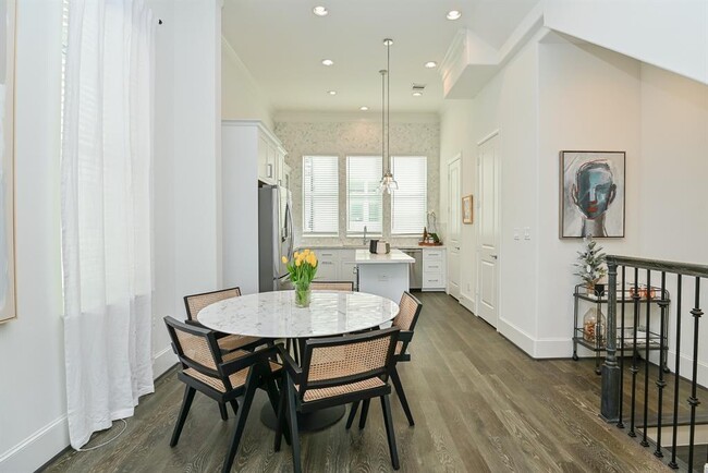 Foto del edificio - 6123 Cottage Grove Lake Dr