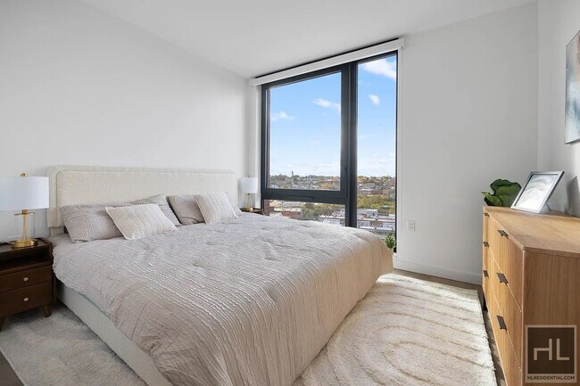 Foto del edificio - Luxurious Woodside 2 Bedroom/2 Bath  with Views!