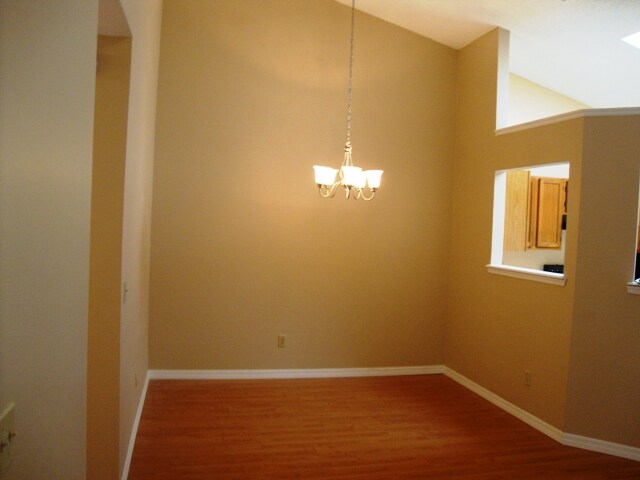 Building Photo - 2/2  End Unit