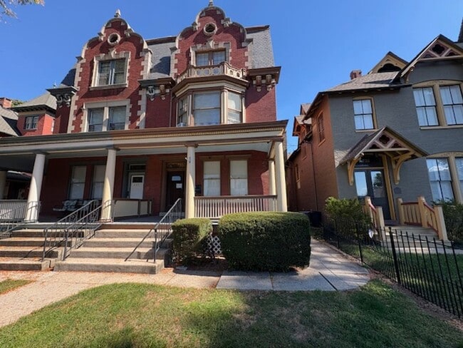 Building Photo - 729 S George St