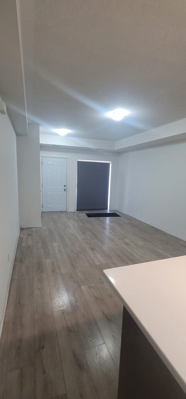 Building Photo - 25 Isherwood Av