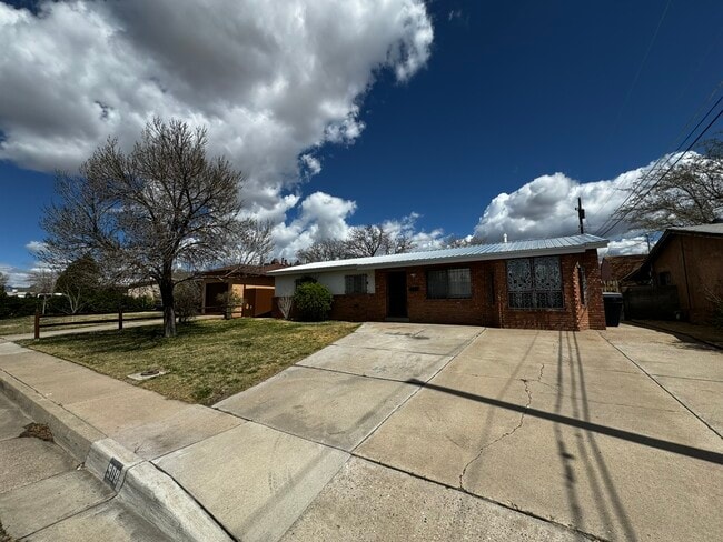 Building Photo - 908 Faye Pl NE