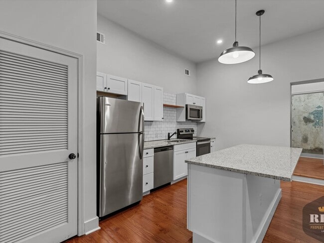 Building Photo - 212 Seventh St.