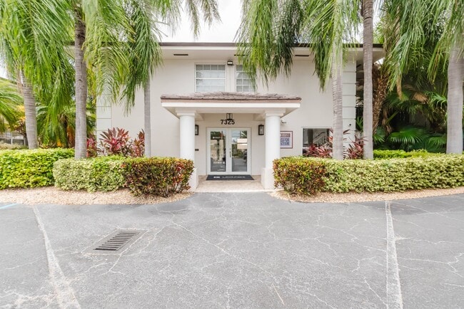 Building Photo - Legacy at Dadeland