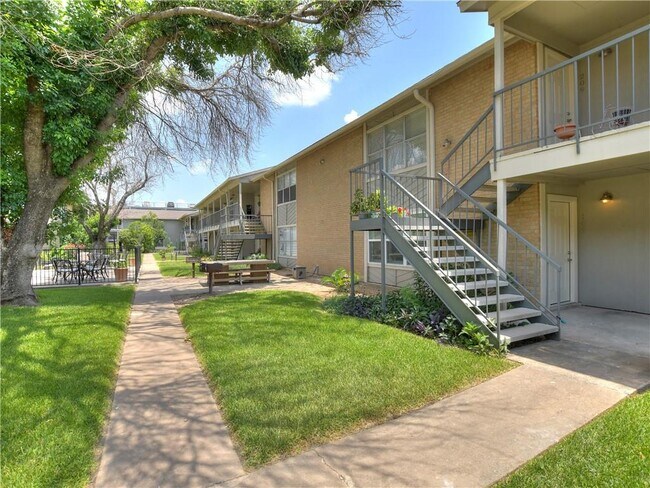 Building Photo - 2450 Ashdale Dr