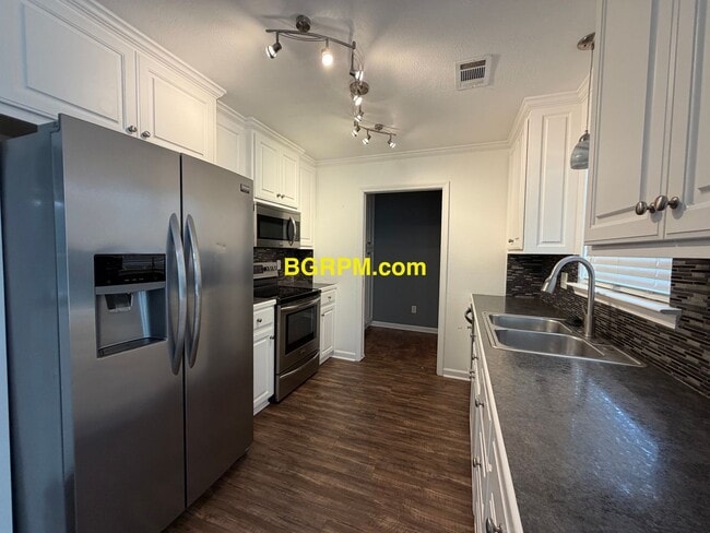 Building Photo - 31 Willow Lake Dr