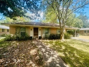 Building Photo - 623 College Hill Dr