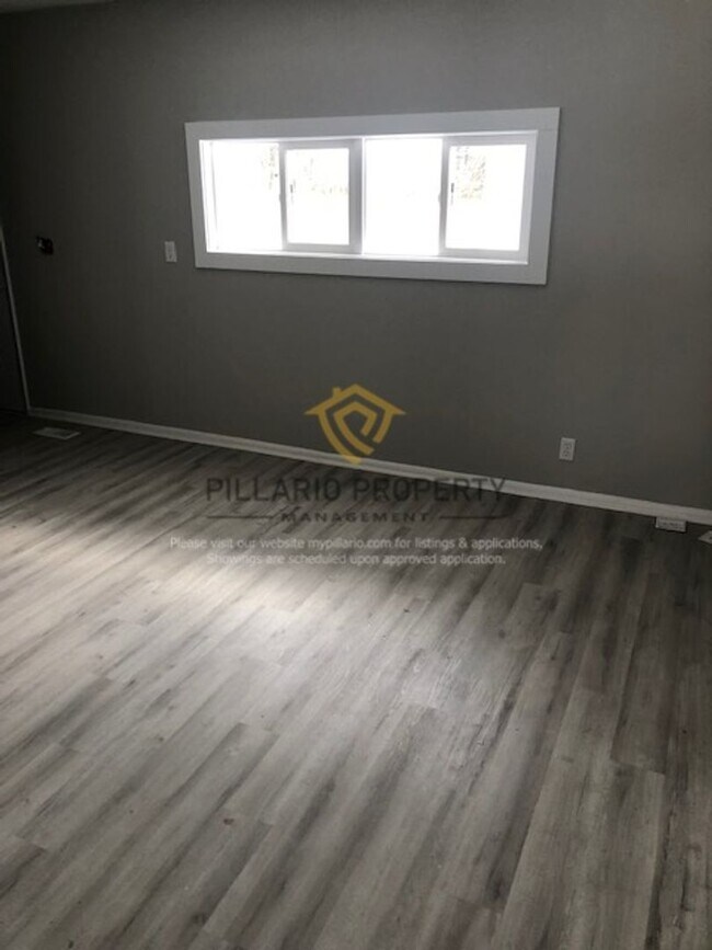 Building Photo - Lawrence Area 4 Bedroom / 1 Bath Beauty!