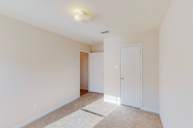 Building Photo - Explore Your Dream Home with a 4 Bedroom i...
