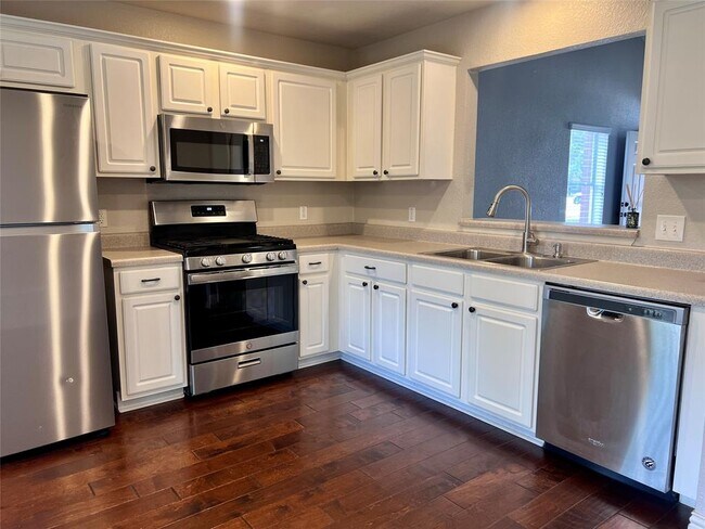 Foto del edificio - 3504 Rock Shelf Ln
