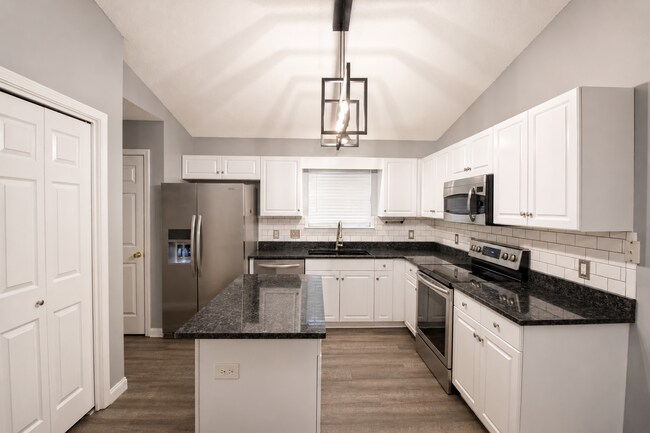 Foto del edificio - Updated 3BR/2BA Solar Home with No Carpet, Granite Countertops, Stainless Appliances & Spacious B...
