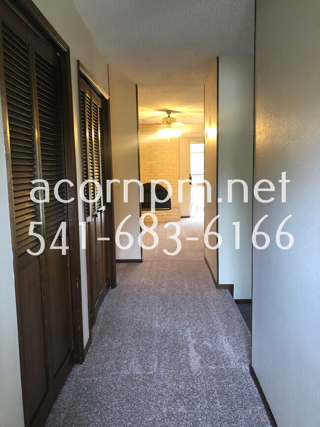 Building Photo - 10990 SW Mira Ct