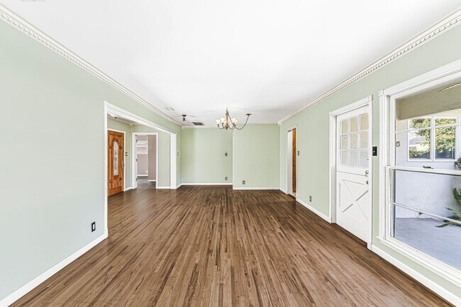 Foto del edificio - Expansive Three-Bedroom Home with Front and Back Yard in Long Beach AVAILABLE NOW