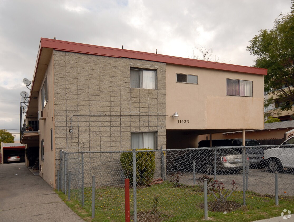 Primary Photo - 11423 Hatteras St