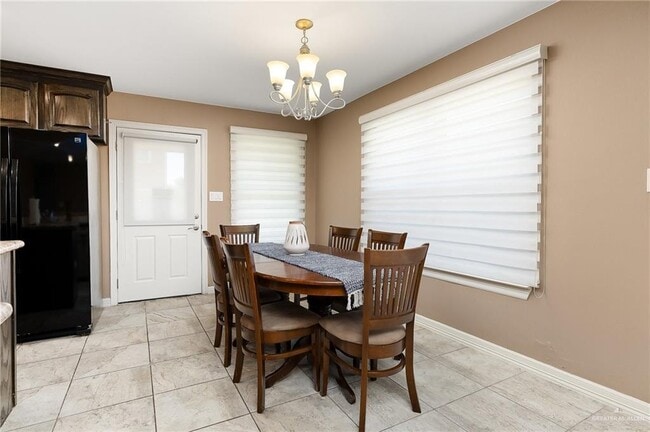 Building Photo - 10 Robin Ave