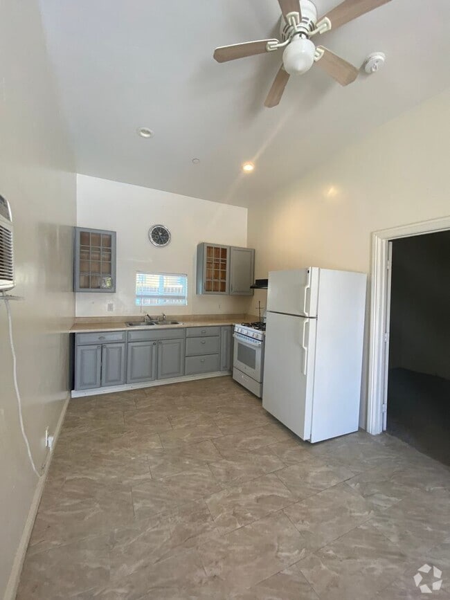 Building Photo - 1349 Peach Ave