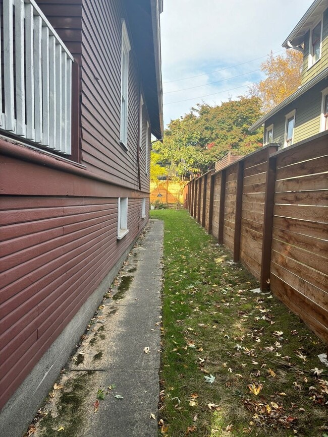 Building Photo - 2 BD / 1 BA Main level unit in 1913 Roosev...