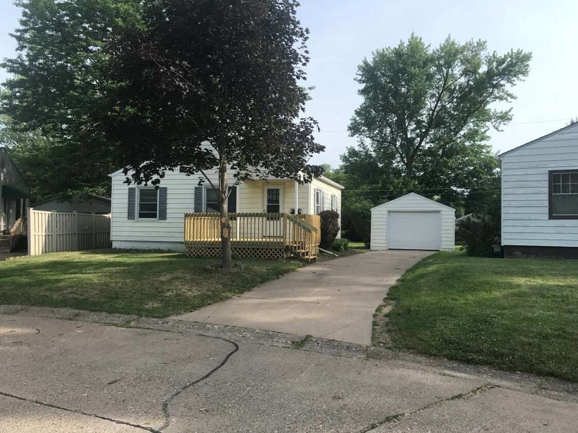 23 Berkshire Dr, Rock Island, IL 61201 House for Rent in Rock Island