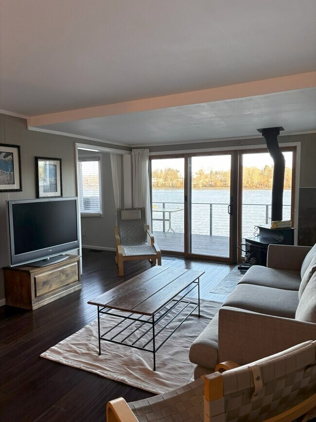 Sala de estar con chimenea de madera - 7356 S Miles Pl