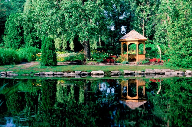 Un gazebo et un jardin au Centre de la nature.
