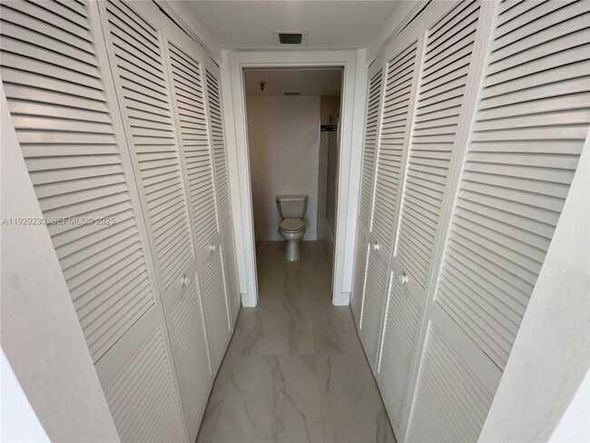 Building Photo - 6797 Willow Wood Dr