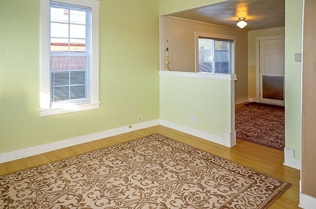 Foto del edificio - 4116 25th Ave SW