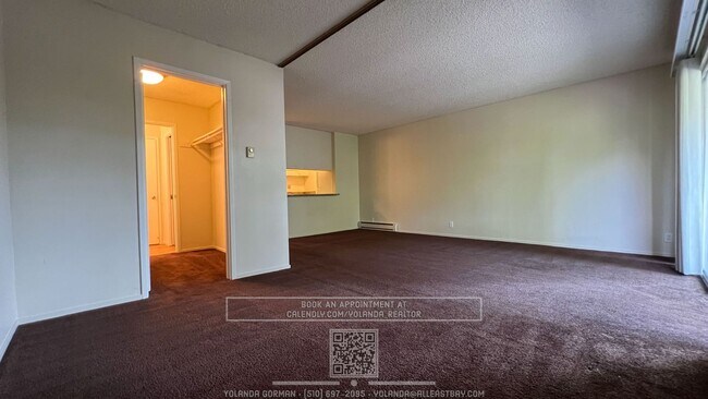 Building Photo - Large Studio with Walk-in Closet in very d...