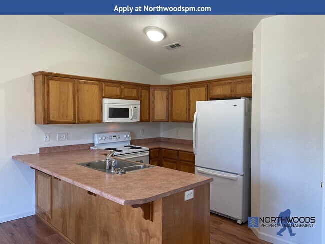 Building Photo - Great 3 Bedroom 2 Bath Duplex in Shady Cove
