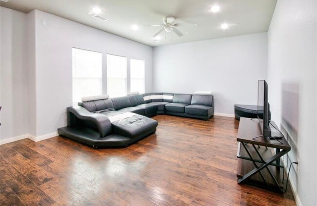 Building Photo - 3510 Oleander Ave