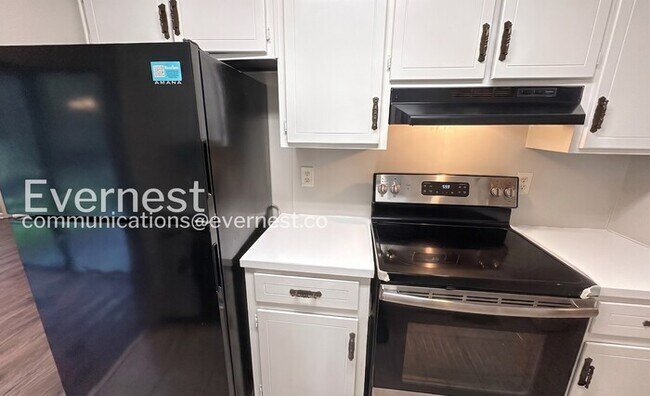 Foto del edificio - 3 Bed, 2 Bath Home with Deck and Off-Street Parking / Pet-friendly / Available Now!