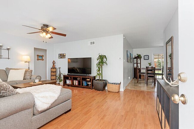 Foto del edificio - 3 bed 1.5 baths + 2 car garage with a larg...