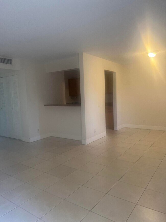 Building Photo - 814 Meadows Cir